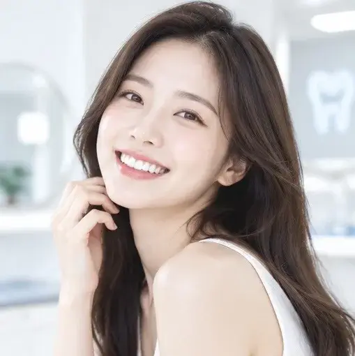 서면 라미네이트 상담 사례의 거울 배경 웃고 있는 여성 모델 사진