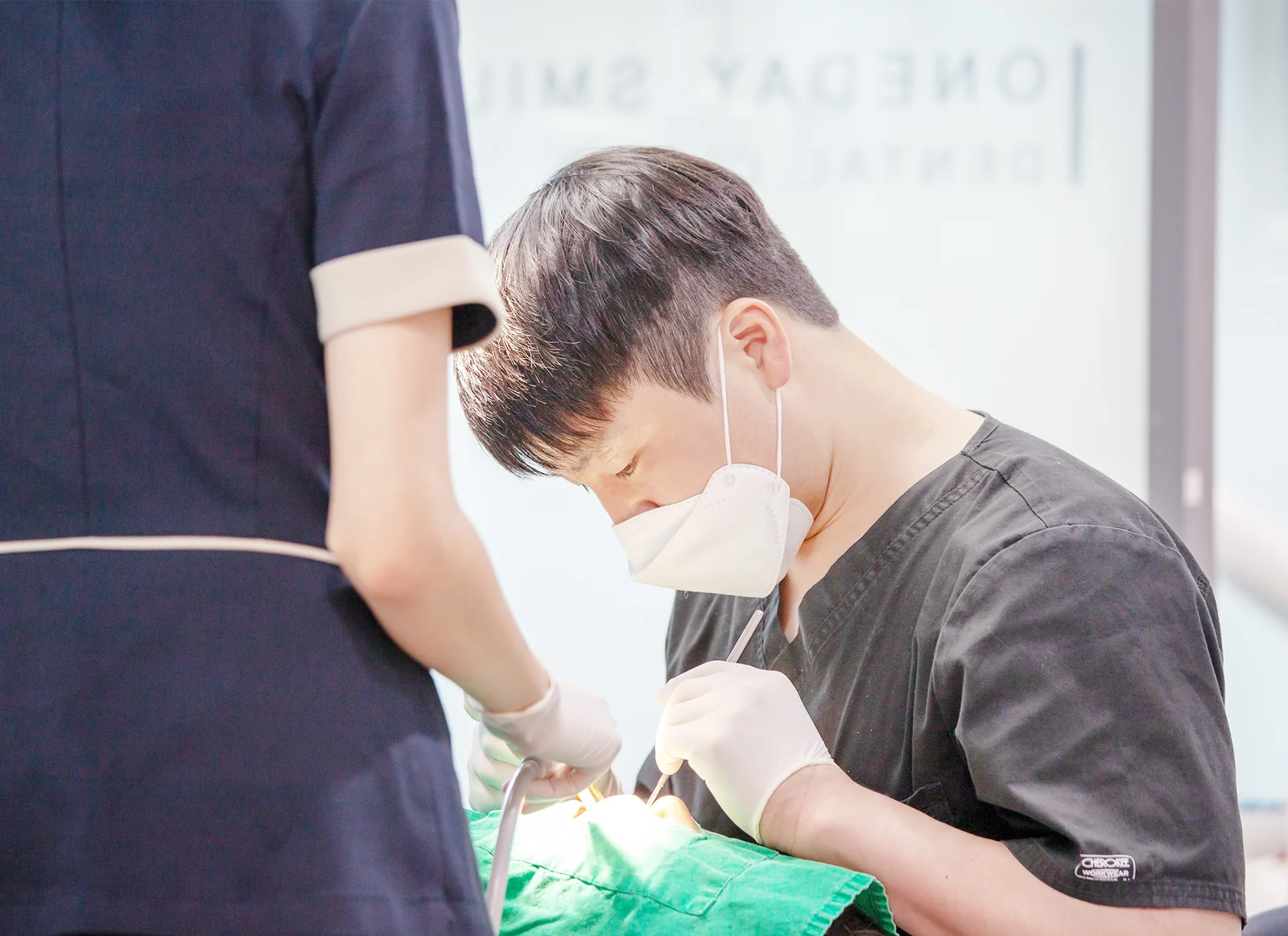 임플란트 식립 수술 중인 원장과 어시스트