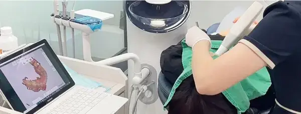 구강 스캔 진행 장면
