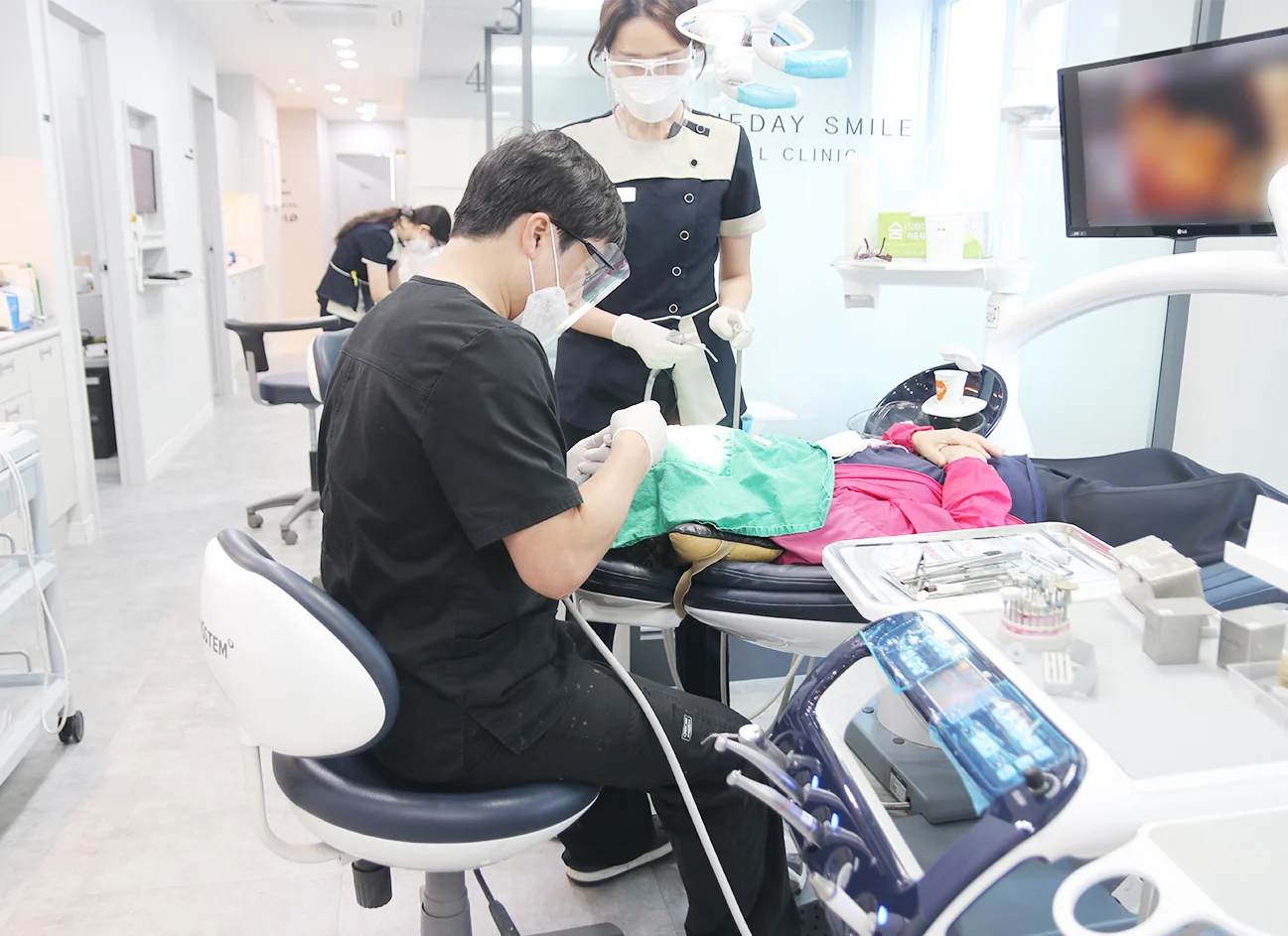 진료 중인 원장과 어시스트