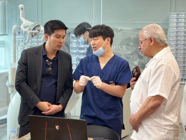 임플란트 수술 후 디지털 진료 과정을 설명하는 이근호 원장