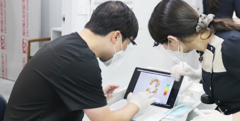구강스캐너로 앞니를 스캔하는 모습