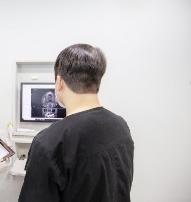 CT 영상을 보며 사랑니와 신경관 위치를 확인하는 모습